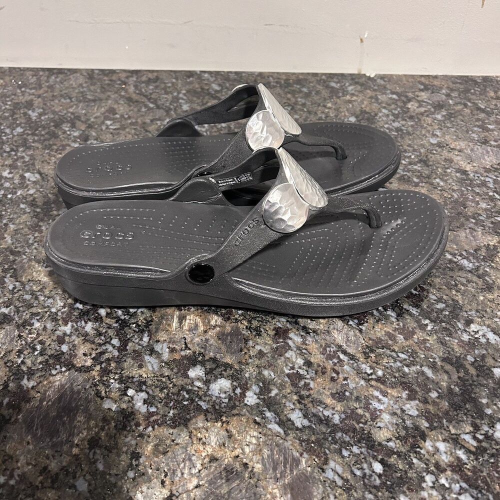 Crocs Sanrah Flip Flops Womens Sz 10 Hammered Circle Wedge Black Silver Sandals - Picture 2 of 8